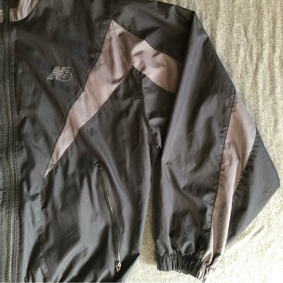 New Balance Windbreaker Jacket with Built-In Keychain/Carabiner - Medium - Picture 8 of 14
